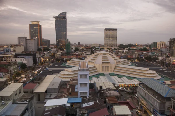 Kamboçya, Phnom Penh - 16 Aralık 2017: şehir manzaralı Psar Thmei Pazar ile yukarıdan görüntülemek