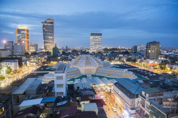 Kamboçya, Phnom Penh - 16 Aralık 2017: yukarıdan görüş şehir ve Psar Thmei Pazar akşamları ışıklarda,