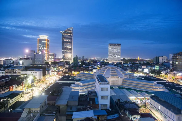 Kamboçya, Phnom Penh - 16 Aralık 2017: yukarıdan görüş şehir ve Psar Thmei Pazar akşamları ışıklarda,