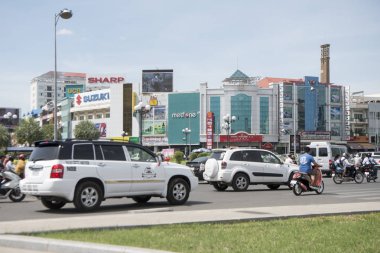 Kamboçya, Phnom Penh - 16 Aralık 2017: yoğun trafik çok şeritli yolda 