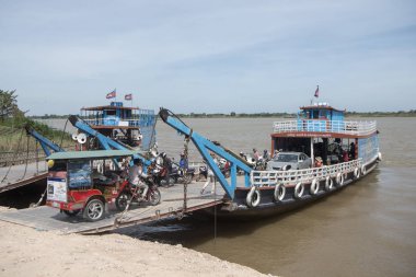 Kamboçya, Phnom Penh - 16 Aralık 2017: otomobil ve motosiklet Mekong Nehri, feribot 