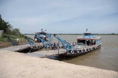 Kamboçya, Phnom Penh - 16 Aralık 2017: otomobil ve motosiklet Mekong Nehri, feribot 
