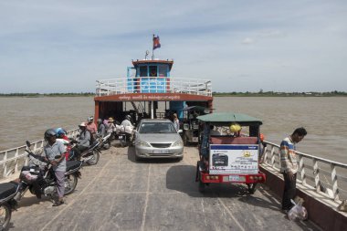 Kamboçya, Phnom Penh - 16 Aralık 2017: otomobil ve motosiklet Mekong Nehri, feribot 
