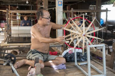 Kamboçya, Phnom Penh - 16 Aralık 2017: ipek dokuma fabrikası Koh Dach üzerinde çalışan adam 