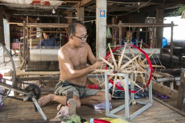 Kamboçya, Phnom Penh - 16 Aralık 2017: ipek dokuma fabrikası Koh Dach üzerinde çalışan adam 