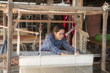 Kamboçya, Phnom Penh - 16 Aralık 2017: ipek dokuma Koh Dach fabrikasında çalışan kadın 