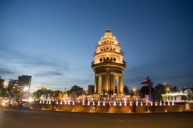 Sihanouk Boulevard içinde şehir Phnom Penh Kamboçya Bağımsızlık Anıtı görünümünü