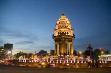 Sihanouk Boulevard içinde şehir Phnom Penh Kamboçya Bağımsızlık Anıtı görünümünü