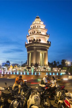 Sihanouk Boulevard içinde şehir Phnom Penh Kamboçya Bağımsızlık Anıtı görünümünü
