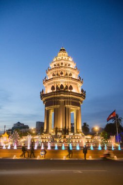 Sihanouk Boulevard içinde şehir Phnom Penh Kamboçya Bağımsızlık Anıtı görünümünü
