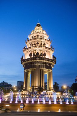 Sihanouk Boulevard içinde şehir Phnom Penh Kamboçya Bağımsızlık Anıtı görünümünü