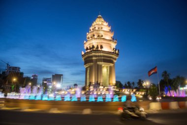 Sihanouk Boulevard içinde şehir Phnom Penh Kamboçya Bağımsızlık Anıtı görünümünü