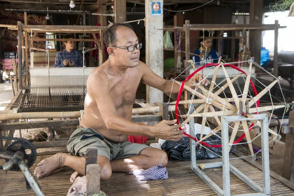Cambodia Phnom Penh December 2017 Man Working Silk Weaving Factory — Stock Photo, Image