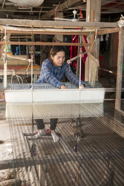 Камбоджа Пномпеня Грудня 2017 Жінки Працюють Шовк Ткацька Фабрика Кох — стокове фото