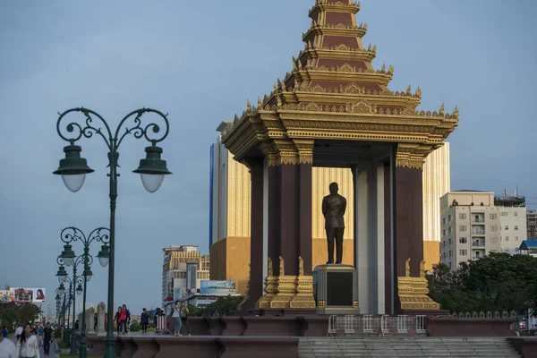 Phnom Penh Camboya Diciembre 2017 Estatua Silueta Monumento Rey Norodom —  Fotos de Stock