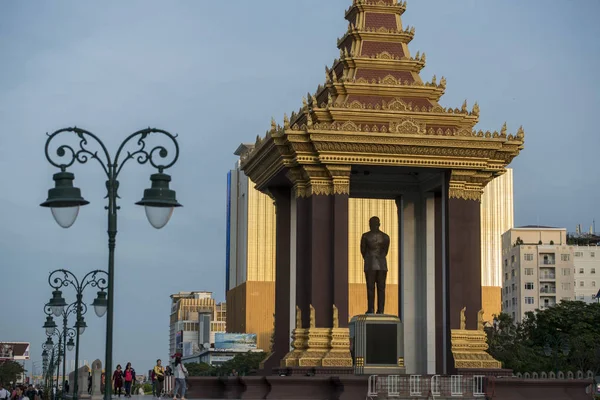 Phnom Penh Camboya Diciembre 2017 Estatua Silueta Monumento Rey Norodom —  Fotos de Stock