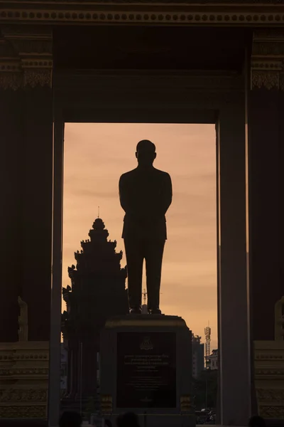 Phnom Penh Cambodge Décembre 2017 Statue Silhouette Monument Roi Norodom — Photo