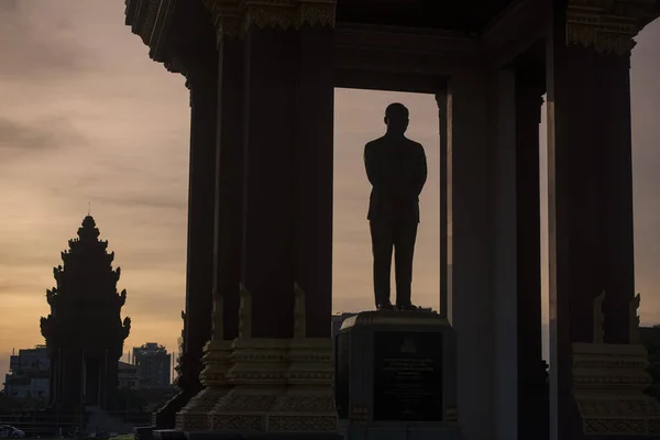 Phnom Penh Cambodia December 2017 Silhouette Statue Monument King Norodom — Stock Photo, Image