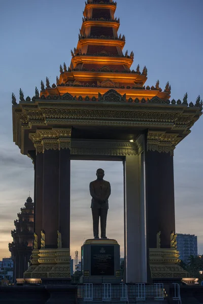 Phnom Penh Cambodge Décembre 2017 Statue Silhouette Monument Roi Norodom — Photo