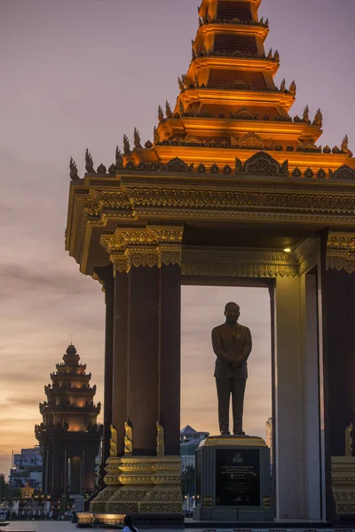 Phnom Penh Cambodia December 2017 Silhouette Statue Monument King Norodom — Stock Photo, Image