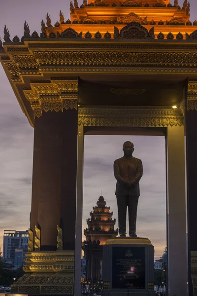 Phnom Penh Cambodge Décembre 2017 Statue Silhouette Monument Roi Norodom — Photo