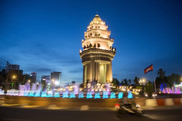 柬埔寨金边城市西哈努克大道的独立纪念碑观 — 图库照片