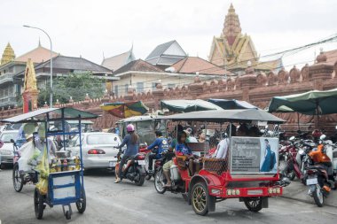Phnom Penh, Kamboçya - 19 Aralık 2017: Phnom Penh Kamboçya'da şehir sokak araçta