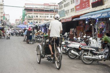 Phnom Penh, Kamboçya - 19 Aralık 2017: Phnom Penh Kamboçya'da şehir sokak araçta