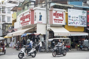 Phnom Penh, Kamboçya - Kasım, 2017: yakınında dükkanlarında Rusya pazarında sürüş motosiklet insanlar 