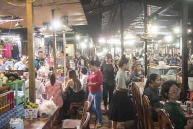 Phnom Penh, Kamboçya - 1 Aralık 2017: Rus pazarında Asya gıda alışveriş insanlar