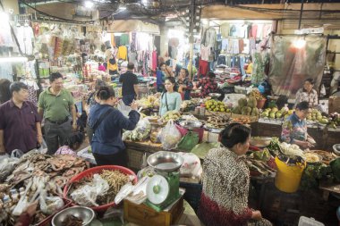 Phnom Penh, Kamboçya - 1 Aralık 2017: Rus pazarında Asya gıda alışveriş insanlar