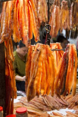 Kamboçya, Phnom Penh - 16 Aralık 2017: Kuru balık balık pazarında orta piyasa ya da Psar Thmei Pazar 