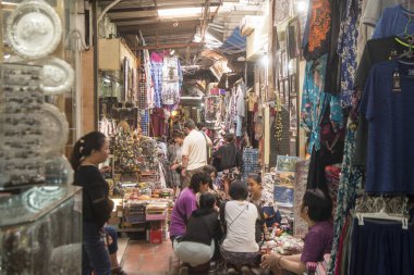Phnom Penh, Kamboçya - 1 Aralık 2017: Rus pazarında Asya gıda alışveriş insanlar