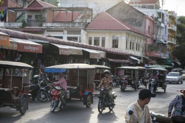 Kamboçya, Phnom Penh - 16 Aralık 2017: rickshaws taksi Gece Pazarı yakınındaki