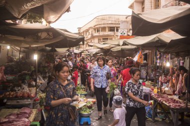 Phnom Penh, Kamboçya - Kasım, 2017: insanlar Kandal sebze ve gıda pazarı veya Phnom Penh Psar Kandal pazarda 