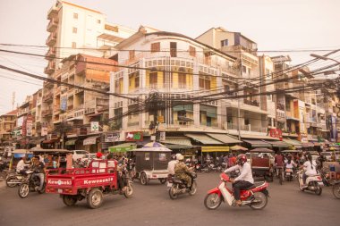 Kamboçya, Phnom Penh - 16 Aralık 2017: insanlar kentsel şehir ile yoğun trafik sokak üzerinde