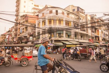 Kamboçya, Phnom Penh - 16 Aralık 2017: insanlar kentsel şehir ile yoğun trafik sokak üzerinde