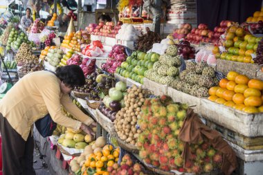 Kamboçya, Phnom Penh - 16 Aralık 2017: meyve meyve ve Gıda Market gece pazarı yanında sayaçta seçerek çeşitli  