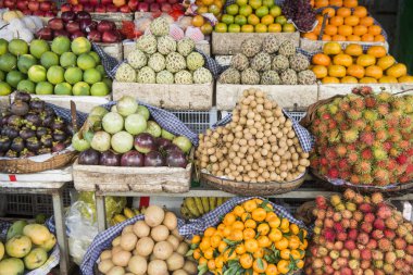 meyve ve Gıda Market Gece Pazarı'na Phnom Penh şehir yanındaki sayaçta çeşitli Kamboçya