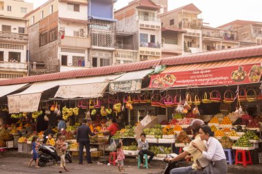 Kamboçya, Phnom Penh - 16 Aralık 2017: ham meyve ve gıda pazarının gece pazarı yanında 