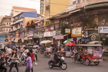 Kamboçya, Phnom Penh - 16 Aralık 2017: insanlar kentsel şehir ile yoğun trafik sokak üzerinde