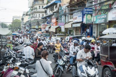 Kamboçya, Phnom Penh - 16 Aralık 2017: insanlar kentsel şehir ile yoğun trafik sokak üzerinde