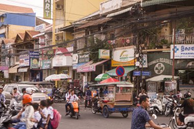 Kamboçya, Phnom Penh - 16 Aralık 2017: insanlar kentsel şehir ile yoğun trafik sokak üzerinde