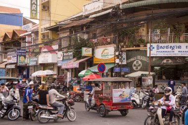 Kamboçya, Phnom Penh - 16 Aralık 2017: insanlar kentsel şehir ile yoğun trafik sokak üzerinde