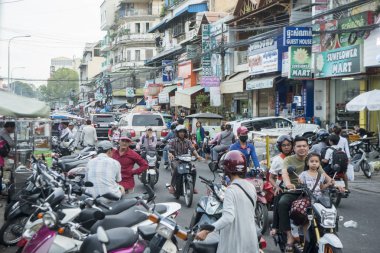 Kamboçya, Phnom Penh - 16 Aralık 2017: insanlar kentsel şehir ile yoğun trafik sokak üzerinde