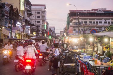 Kamboçya, Phnom Penh - 16 Aralık 2017: insanlar sebze ve Gıda Market Kandal Market 