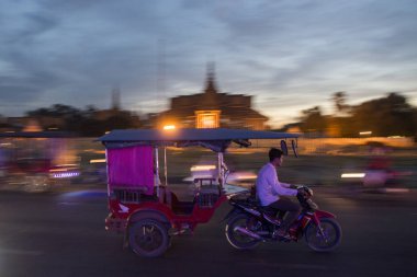 Kamboçya, Phnom Penh - 16 Aralık 2017: Tuk Tuk taksi Sisowath Quay adlı Tonle Sap nehir, Kraliyet Sarayı önünde 