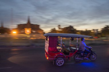 Kamboçya, Phnom Penh - 16 Aralık 2017: Tuk Tuk taksi Sisowath Quay adlı Tonle Sap nehir, Kraliyet Sarayı önünde 