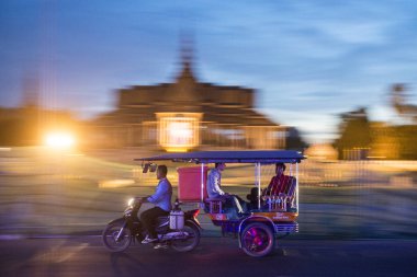 Kamboçya, Phnom Penh - 16 Aralık 2017: Tuk Tuk taksi Sisowath Quay adlı Tonle Sap nehir, Kraliyet Sarayı önünde 