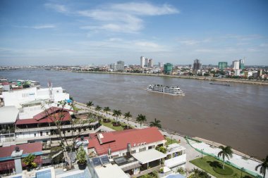 Kamboçya, Phnom Penh - 16 Aralık 2017: river Cruise Songkat Chrouy Changva, Sokha Hotel, Manzaralı Tonle Sap Nehri üzerinde 